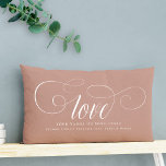 カスタムDIY書道ラブカップル記念日 ランバークッション<br><div class="desc">カスタムDIY Script Cligraphy Love Couple Keepsake枕。新婚のお客様に、名前やデート、バレンタインデーカスタマイズに、歌の歌詞や出会った場所で、名前やデートを交えたり、バレンタインデーを迎えたりするのに最適です。これがアーストーン赤面版。</div>