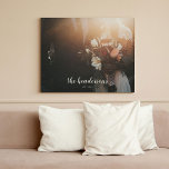 カスタムFamily Photo Canvas Print キャンバスプリント<br><div class="desc">このスタイリッシュキャンバス印刷はスクリプカスタムト文字の中の詳細ファミリ名とファミリが確立された年のキャンバスを特徴とする。あなたのお気に入りの家族の写真が背景に満ちている。この新婚カップルと家族の休暇のための素晴らしい贈り物を作る。</div>