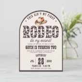 カスタムFirst Rodeo Arched Boys 2nd Birthdayパーティー 招待状 (スタンド正面)