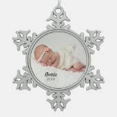 カスタムKeepsake生まれたばかりのベビー写真 スノーフレークピューターオーナメント (正面)