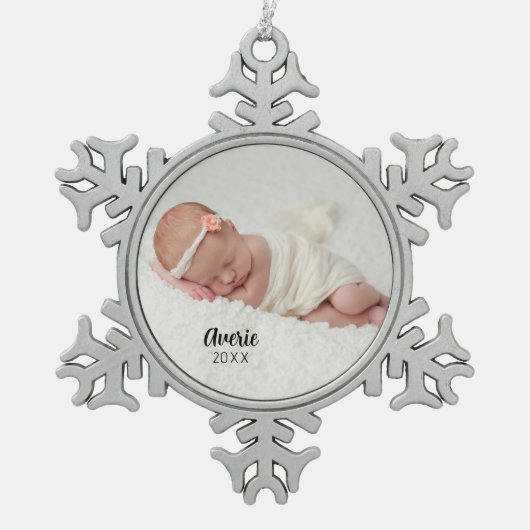 カスタムKeepsake生まれたばかりのベビー写真 スノーフレークピューターオーナメント (正面)