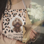 カスタムLeopard Print Dogの写真 エプロン<br><div class="desc">私たちのtouchヒョウ柄の犬の写真エプロンでカスタムあなたのキッチンに個性のを追加！このエプロンスタイリッシュは、トレンディーヒョウのプリントデザインを備えパーソナライズされた、あなたの愛する犬とその名前の写真を持つ。丈夫高品質な生地で作られ、清潔でシックでありながら料理、ベーキング、焼き保に最適。キッチンで過楽しむごす愛犬家に最適なカスタムこのエプロンは、ペットの飼い主に思い入ユニークった贈り物でもある。お友達に今すぐ祝お好きなおもしろいとファッショナブルな方法でパーソナライズしよう！</div>