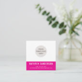 カスタムLOGOシックモダンミニマルブライトピンクのブラック スクエア名刺 (スタンド正面)