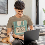 カスタムMessage ComputerフロッピーディスクTシャツ Tシャツ<br><div class="desc">フロッピーディスクを覚えてる？このTシャツは過去から光の青いコンピュータのフロッピーディスクのイラストレーションで爆破される。テンプレートフィールドを使用すると、ディスクのラベル領域に独自のメッセージを簡単に追加できる。このTシャツは、AsteriskデザインのOld Techコレクションの他のアイテムとコーディネートする。すべての年齢のギークとコンピュータおたくのためのおもしろいギフトを作る。</div>