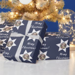 カスタムPhoto 'Merry Christmas' Violetフローリスト ラッピングペーパー<br><div class="desc">フローリカスタムスト写真「メリークリスマス」バイオレット包装紙は、あなたのブランドを高め、あなたの休日のプロモーションに個人的なtouchを追加するのに最適である。🎁このプレミアムラッピング紙は、私たちの包括的なフローリストマーケティングシリーズの不可欠な部分であり、あなたのフェスティバルギフトに洗練をもたらすように設計されている。🎄あなたの花屋の写真は、クリスマススターにカプセル化された中心のステージを取るユニークと、魅力的なtouch。このデザインは、暖かい「メリークリスマス」の願いと交互に、あなたのフローラアレンジメントのための印象的で思い出に残るプレゼンテーションを作成する。🖊️お客様のブランディングに合ったカスタム設計オプションを検討するにユニークは、info@KBMD3signs.comまでお連絡問い合わせ下さい。</div>