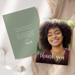 カスタムPhoto Sage Green 30th Birthdayパーティー サンキューカード<br><div class="desc">この30歳の誕生日の招待状の前には、白い書道のスクリプトオーバーレイに「あなた」という言葉が付いた名誉の写真のゲストが現れてい感謝している。暗い画面が救済文字ポップ・アートのだ。白カスタマイズいsans serifフォントでメッセージを表示し、スクリプトで名前を緑のセージの背景に表示する裏側。</div>