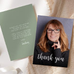 カスタムPhoto Sage Green 40th Birthdayパーティー サンキューカード<br><div class="desc">この40歳の誕生日の招待状の前には、白い書道のスクリプトオーバーレイに「あなた」という言葉が付いた名誉の写真のゲストが現れてい感謝している。暗い画面が救済文字ポップ・アートのだ。白カスタマイズいsans serifフォントでメッセージを表示し、スクリプトで名前を緑のセージの背景に表示する裏側。</div>