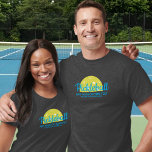 カスタムPickleball Shirt 3ラインカスタム文字 Tシャツ<br><div class="desc">この漬物のシャツでコートカスタムに立ちなさい。トーナメント素晴らし、クラブ、マッチ選手のシャツ、または毎日の遊ために。3行のカスタム文字（名前、日付など）を追加または削除。</div>