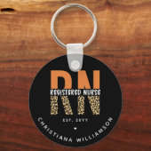 カスタムRN登録ナースレオパードタイポグラフィ キーホルダー (正面)