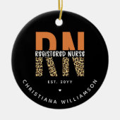 カスタムRN登録ナースレオパードタイポグラフィ セラミックオーナメント (正面)