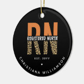 カスタムRN登録ナースレオパードタイポグラフィ セラミックオーナメント (左)