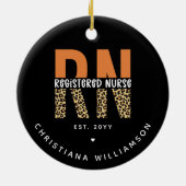 カスタムRN登録ナースレオパードタイポグラフィ セラミックオーナメント (裏面)