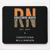 カスタムRN登録ナースレオパードタイポグラフィ マウスパッド (正面)