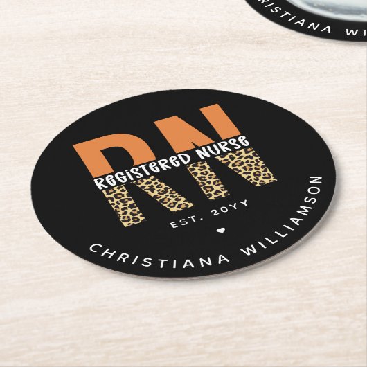 カスタムRN登録ナースレオパードタイポグラフィ ラウンドペーパーコースター (アングル)