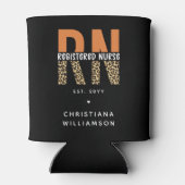 カスタムRN登録ナースレオパードタイポグラフィ 缶クーラー (裏面)