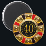 カスタムSheetal Vegas Casino Chip 40th Birthdayの マグネット<br><div class="desc">非常に赤クールい、金ゴールドと黒ラスベガス誕生日カジノチップは磁石を保持する。ITボタカスタマイズンを使用して独自の文字を追加する。</div>