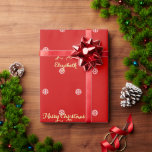 カスタムSnowflakes Christmas Redフェイク金ゴールド ラッピングペーパー<br><div class="desc">カスタム紙パーソナライズされた、クリスマス赤、白い雪の結晶のパターン、美しい金エレガントのスクリプト、プレミアム品質、ギフトのラップ包装。単にあなたの挨拶/願い/メモを入力し、受信者の名前は、この包装紙を一種のものにし、あなたの贈り物は本当に特別にする。誕生日、記念日、バレンタインデー、母の日、父の日、休日、クリスマスなどに最適。</div>