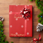 カスタムSnowflakes Christmas Redフェイク金ゴールド ラッピングペーパー<br><div class="desc">カスタム紙パーソナライズされた、クリスマス赤、白い雪の結晶のパターン、美しい金エレガントのスクリプト、プレミアム品質、ギフトのラップ包装。単にあなたの挨拶/願い/メモを入力し、受信者の名前は、この包装紙を一種のものにし、あなたの贈り物は本当に特別にする。誕生日、記念日、バレンタインデー、母の日、父の日、休日、クリスマスなどに最適。</div>