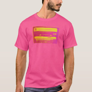 カセットテープのピンク及び黄色 Tシャツ