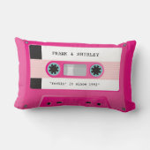 カセットテープレトロ音楽ディスコ熱ピンクロックイン ランバークッション (裏面)