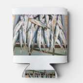 カタクチイワシの多くは木箱に並んで横たわっている 缶クーラー (裏面)