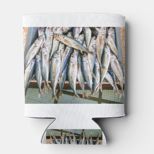 カタクチイワシの多くは木箱に並んで横たわっている 缶クーラー (裏面)