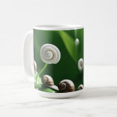 カタツムリが緑の植物の上に並んだ コーヒーマグカップ (正面左)