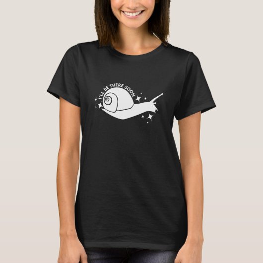 カタツムリことわざランニングジョギング遅延量 Tシャツ (正面)