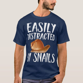 カタツムリに気を取られるカタツムリ Tシャツ