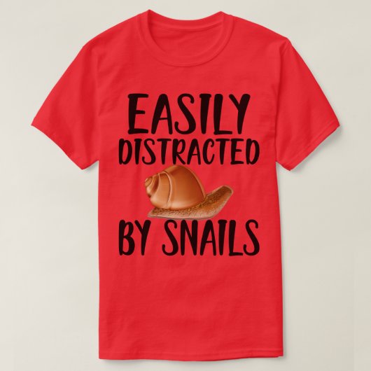 カタツムリに気を取られるカタツムリ Tシャツ (デザイン正面)