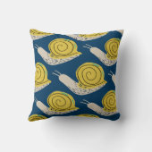 カタツムリのシルエット：黄色、ピンクのパターン。 クッション (裏面)