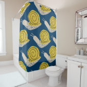 カタツムリのシルエット：黄色、ピンクのパターン。 シャワーカーテン (インサイチュ)