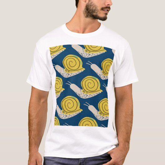 カタツムリのシルエット:黄色、ピンクのパターン。 Tシャツ (正面)