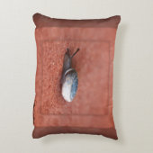 カタツムリのテラコッタのマクロ写真 アクセントクッション (裏面(縦))