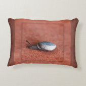 カタツムリのテラコッタのマクロ写真 アクセントクッション (裏面)