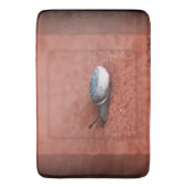 カタツムリのテラコッタのマクロ写真 バスマット (正面縦)