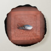 カタツムリのテラコッタのマクロ写真 ラウンドクッション (裏面)