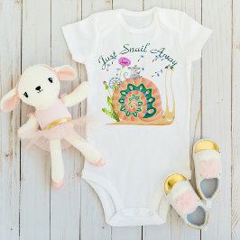 カタツムリ遠くにかわいいカタツムリ ベビーボディスーツ