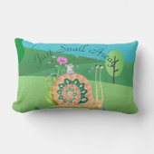 カタツムリ遠くにかわいいカタツムリ ランバークッション (正面)