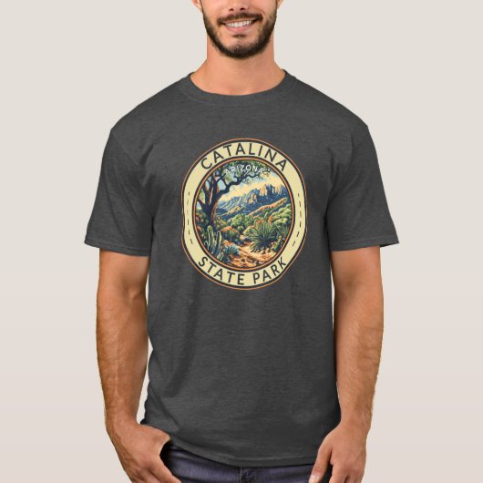 カタリナ・ステートパーク アリゾナ州 旅行 アート バッジ オーバーサイズ Tシャツ (正面)