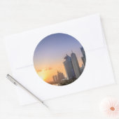 カタールのドーハの街の夕日 ラウンドシール (封筒)