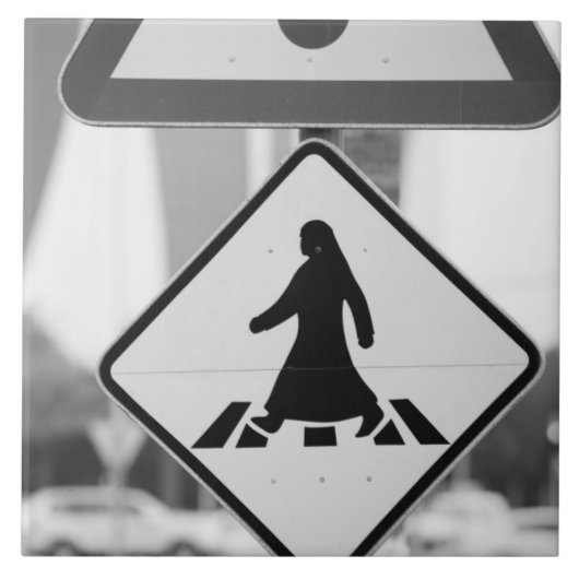 カタール、アドダハ、ドーハ。アラビア人の歩行者 タイル (正面)