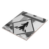 カタール、アドダハ、ドーハ。アラビア人の歩行者 タイル (側面)