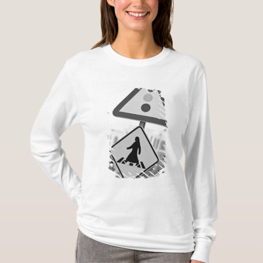 カタール, アド・ダウハ, ドーハ. アラビアの歩行者 2 Tシャツ (正面)