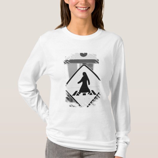 カタール, アド・ダウハ, ドーハ. アラビアの歩行者 Tシャツ (正面)