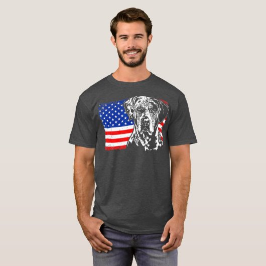 カタ誇りを持ったウラレオパード犬アメリカ国旗の犬 Tシャツ (正面フル)