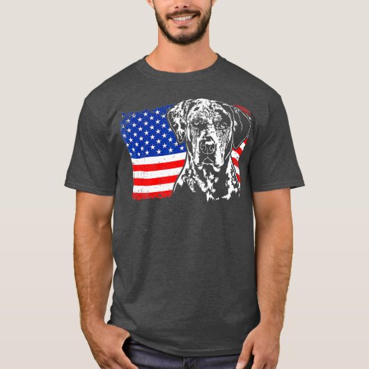 カタ誇りを持ったウラレオパード犬アメリカ国旗の犬 Tシャツ (正面)