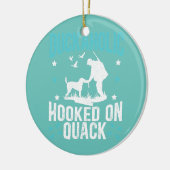 カックに引っ掛けられたダッカホリック水鳥狩り セラミックオーナメント (左)