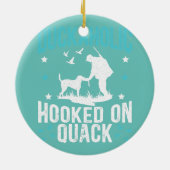 カックに引っ掛けられたダッカホリック水鳥狩り セラミックオーナメント (裏面)