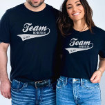 カッコいいカスタムチーム名レトロスポーツロゴ Tシャツ<br><div class="desc">祝お家族の中でレトロなスポーツカッコいい「チーム」のロゴにシュウッシュな尻尾を付けたシャツ。名前と定年を追加してパーソナライズ。家族素晴らしの懇親会、外出、家族のスポーツのイベントのために、またはあなたの"チーム誇りを持った"のあなたは表示する。以下のColorfulgalshopのロゴにクリックある調整製品をチェックする。</div>